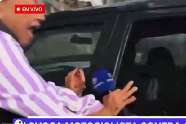 ニュースの生中継中、女性レポーターとカメラマンが車に轢かれる【動画】