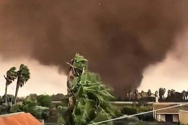 イタリアのシチリア島で巨大な竜巻が発生、車両や建物に被害