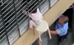 12階の窓から頭でぶら下がった女の子、近隣住民らの協力で無事に救出【動画】