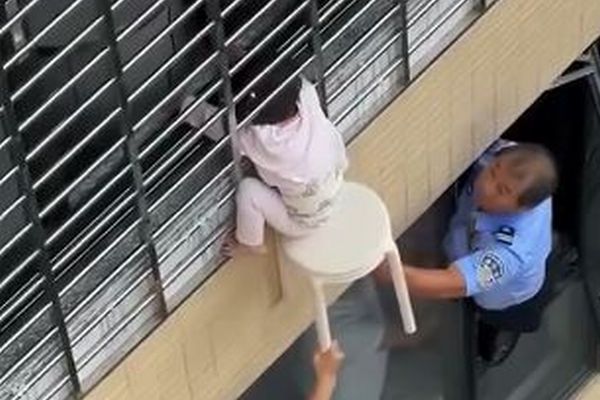 12階の窓から頭でぶら下がった女の子、近隣住民らの協力で無事に救出【動画】