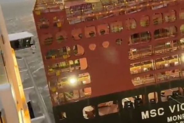 ドイツの港でクルーズ船が強風に煽られ、コンテナ船と衝突【動画】