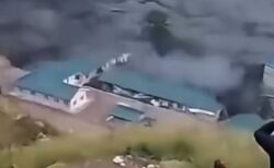ネパールの川で再び鉄砲水、土石流が家屋や橋を飲み込む【動画】