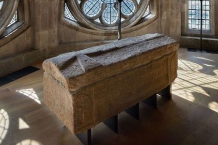 英・ウェストミンスター寺院で発掘されたローマ時代の石棺、長年の謎を解明