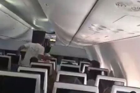 イスラエル行きの旅客機で、副操縦士が機長を刺し、緊急着陸