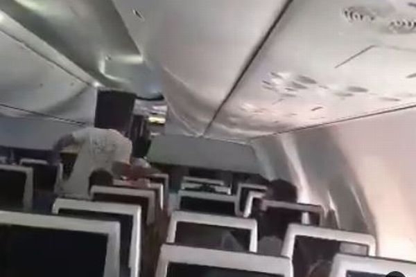 イスラエル行きの旅客機で、副操縦士が機長を刺し、緊急着陸