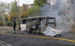ロシア軍の攻撃により、ウクライナでバスが標的にされ、30人が死亡