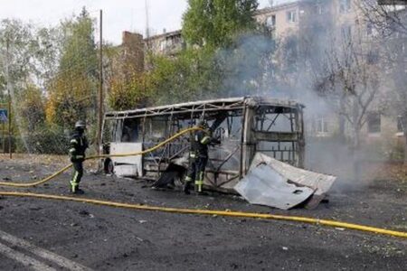 ロシア軍の攻撃により、ウクライナでバスが標的にされ、30人が死亡
