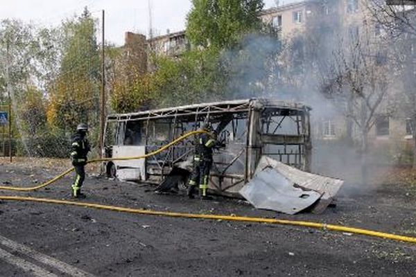 ロシア軍の攻撃により、ウクライナでバスが標的にされ、30人が死亡