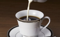 職場のコーヒークリーマーに自分の精液を入れた救急隊員、刑務所入りに