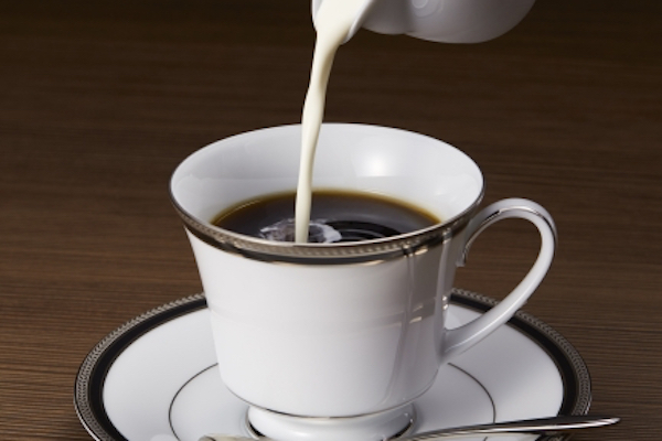 職場のコーヒークリーマーに自分の精液を入れた救急隊員、刑務所入りに