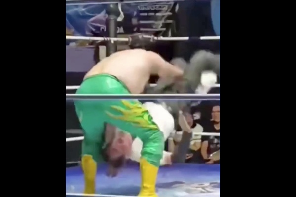 プロレスラーがレフェリーを殺してしまい、起訴される