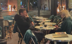 暴動の真っ只中、カフェの路上席で寛ぐカップルが話題に【フランス】
