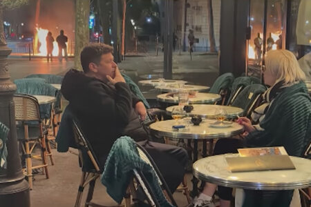 暴動の真っ只中、カフェの路上席で寛ぐカップルが話題に【フランス】